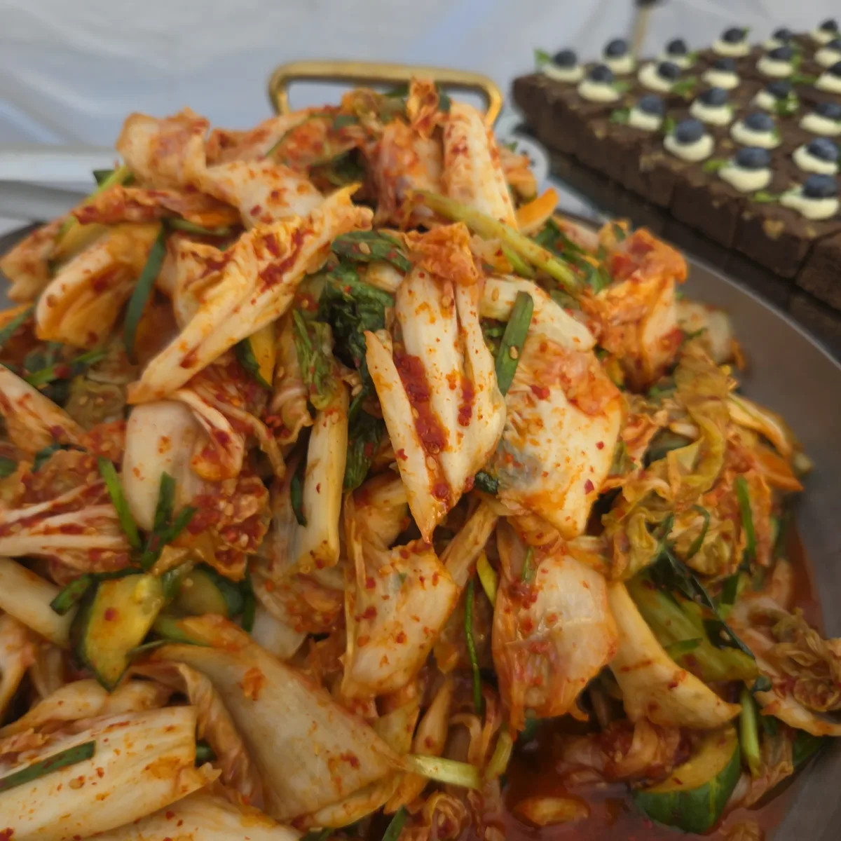 김치를 곁들인 한식 요리 대학 홈커밍데이 야외 케이터링 진행 단계