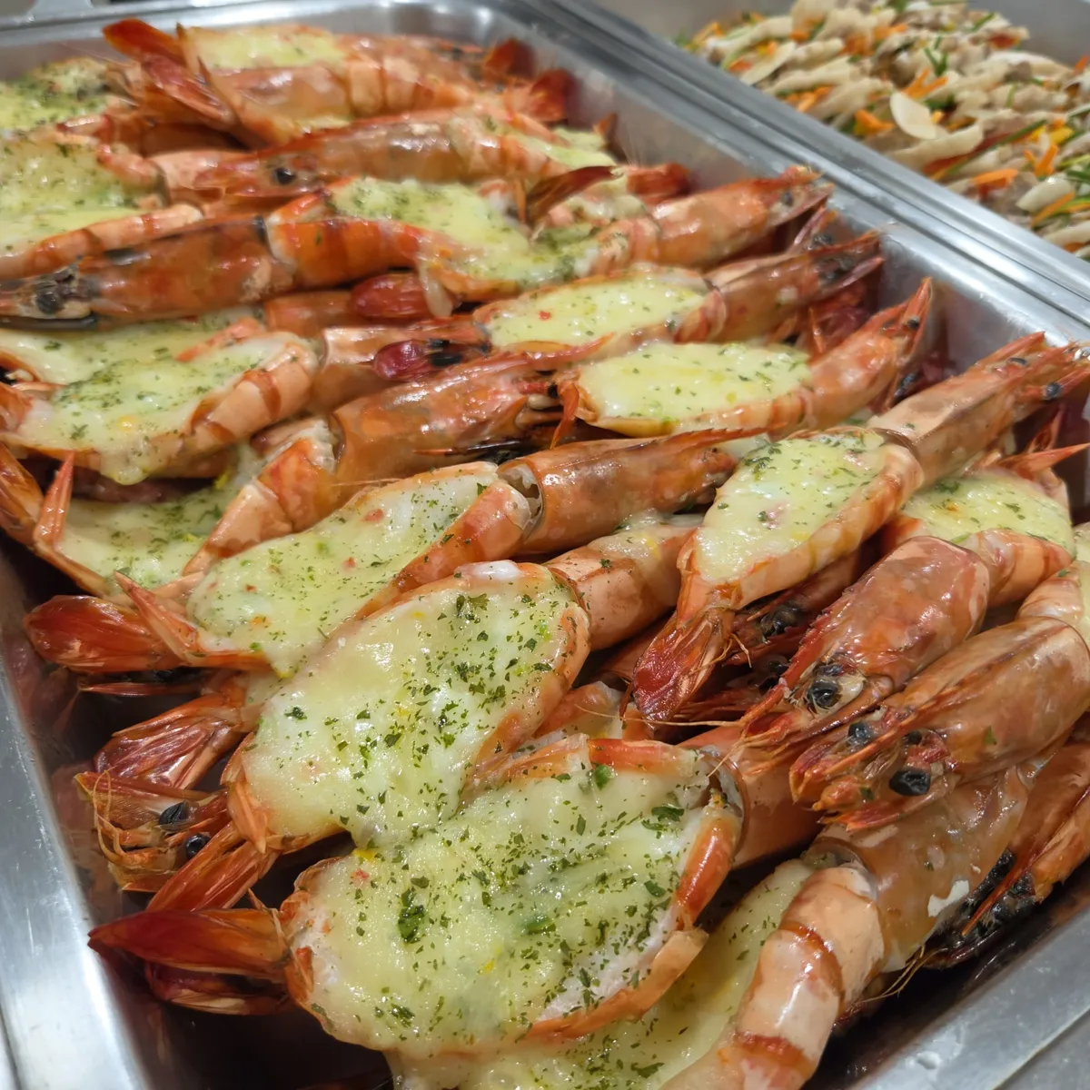 허브를 올려 구운 새우 요리 부동산 과정 입학식 케이터링 첫 장면