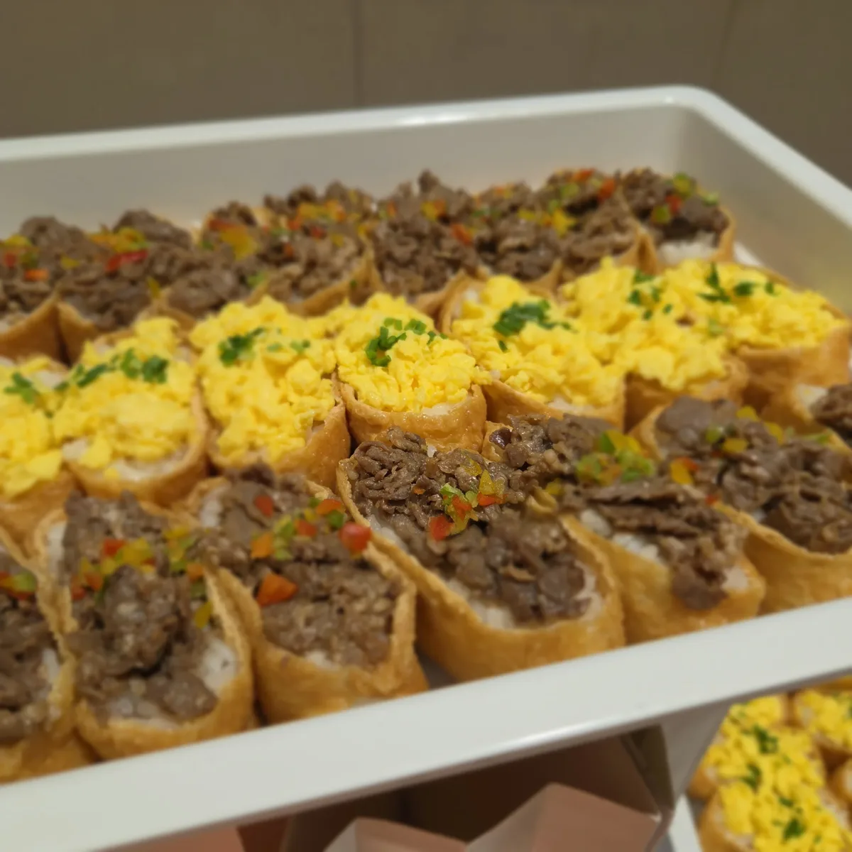 빵 위에 올린 고기 요리 IT기업 신입사원 교육 케이터링 진행 단계