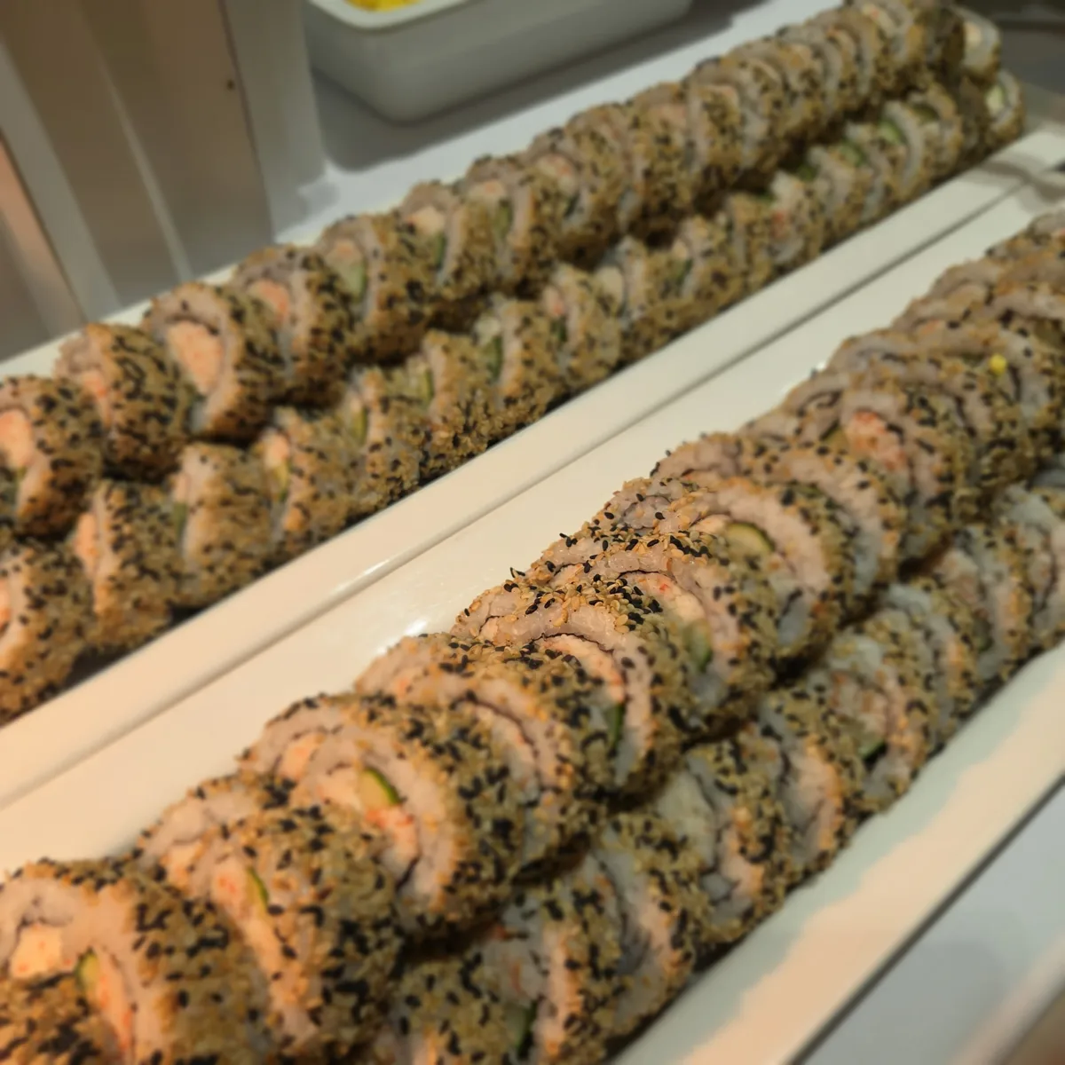 깨를 묻힌 김밥 롤 IT기업 신입사원 교육 케이터링 마지막 단계