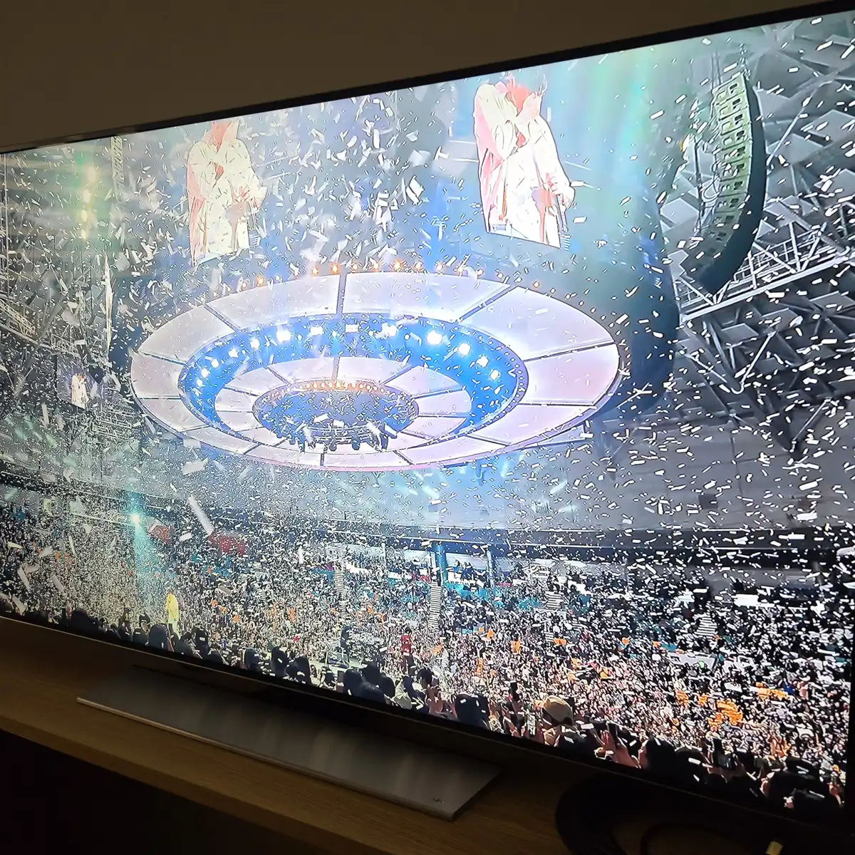행사 영상이 나오는 화면 영상 제작사 오프닝 파티 케이터링 진행 단계