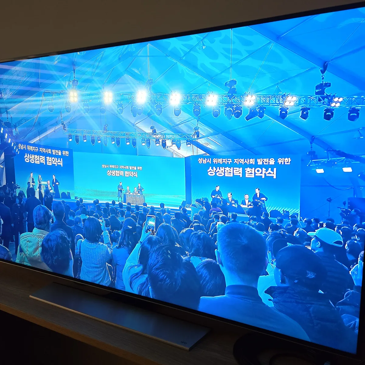 행사장 무대 쪽 모습 영상 제작사 오프닝 파티 케이터링 진행 단계
