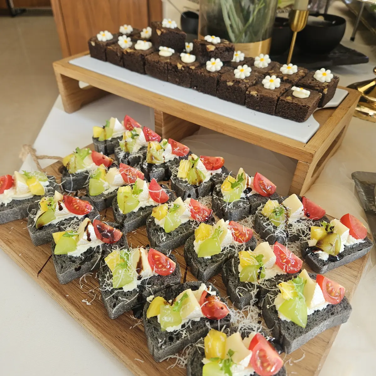 김밥 롤을 담은 나무판 한남동 가족 돌잔치 케이터링 진행 단계